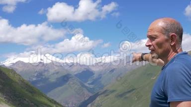 一位旅行者<strong>站在</strong>高山上，看着埃尔布鲁斯的<strong>山顶</strong>
